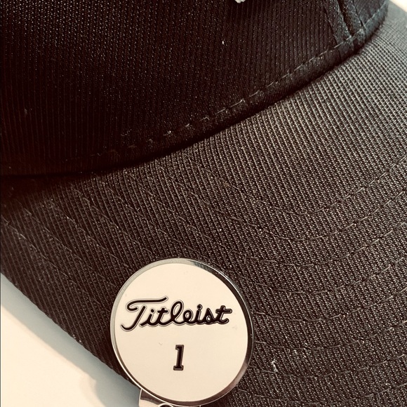 3 magnetic Titlest golf ball marker set with hat clip - Picture 4 of 5